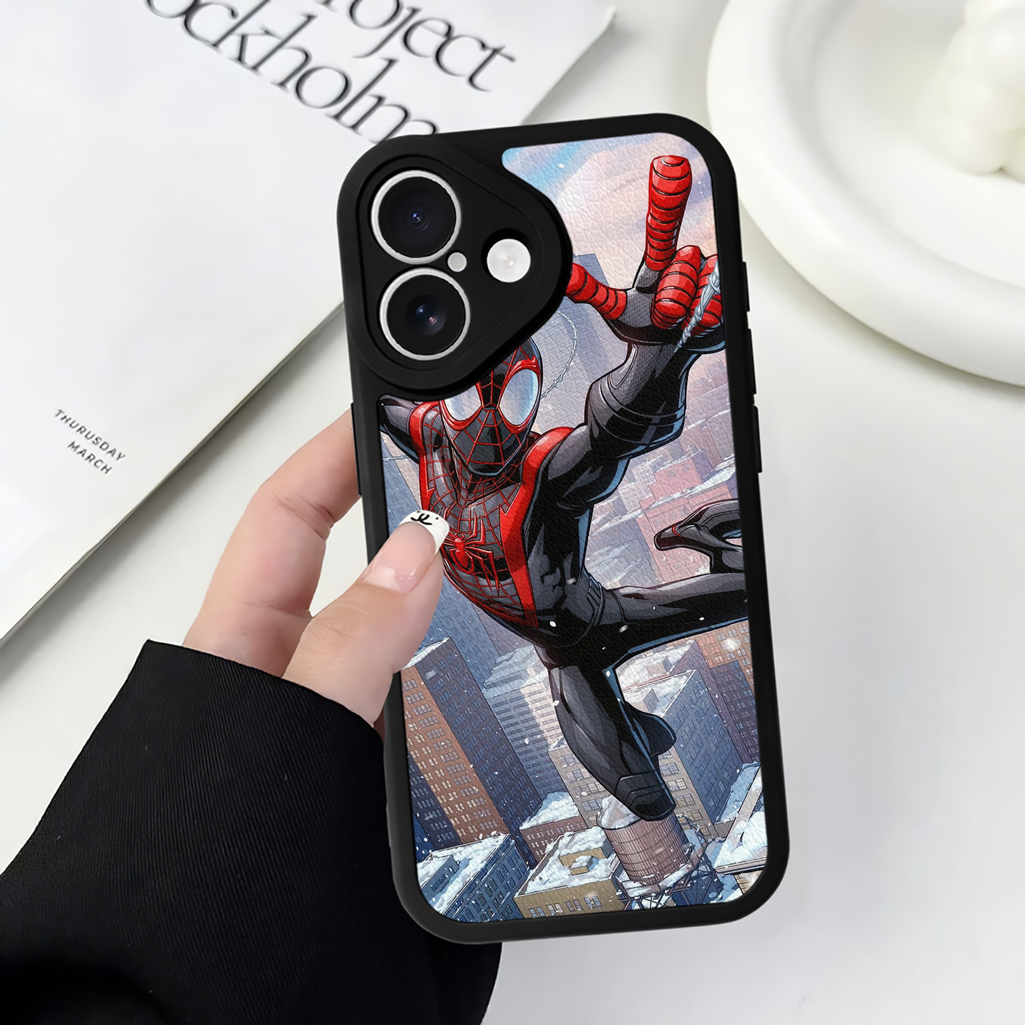 （画像用） Spider Man スパイダーマン 【iPhone 16シリーズ対応】シリコンスマホケース（レザー調） 材質：シリコン
